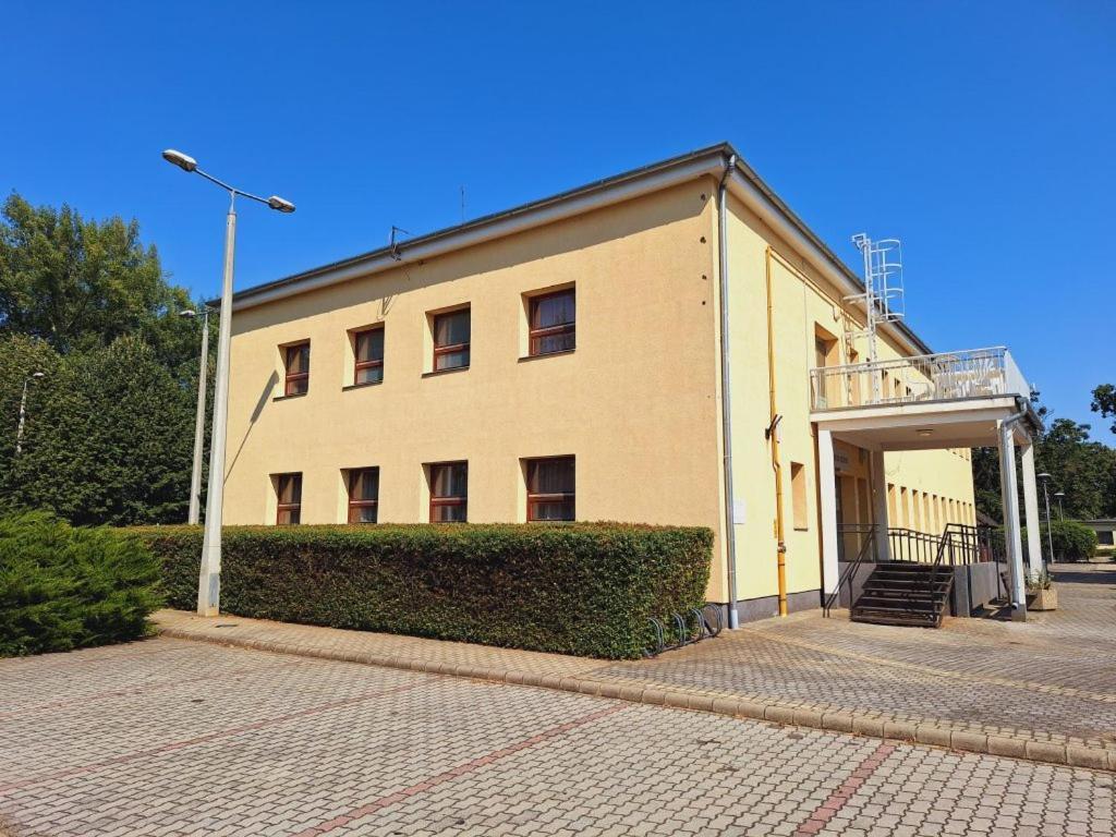 Esely Apartmanhaz Nyiregyhaza Exterior photo
