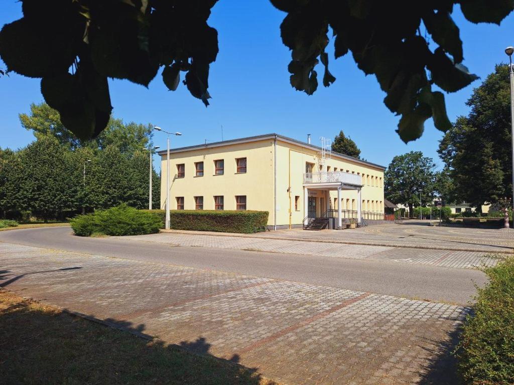 Esely Apartmanhaz Nyiregyhaza Exterior photo